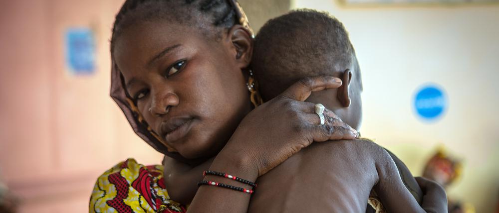 Der damals 18 Monate alte Facka Almansour, der unterernährt ist, wird 2017 von seiner Mutter im Bellafarendi Health Center in Timbuktu (Mali) gehalten.