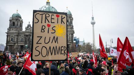 28.11.2023, Berlin: ·"Streik bis zum Sommer·" steht auf einem Schild. Die Gewerkschaft GEW rief alle Tarifbeschäftigten im öffentlichen Dienst der Länder zum 1. bundesweitem Bildungsstreiktag auf. Foto: Hannes P. Albert/dpa +++ dpa-Bildfunk +++