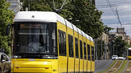 Eine Tram rollt durch Berlin.