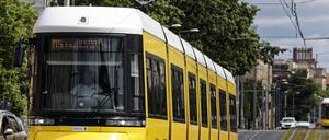 Eine Tram rollt durch Berlin.