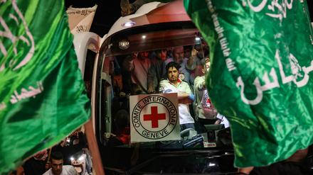 Palästinensische Gefangene werden nach Gaza gebracht.