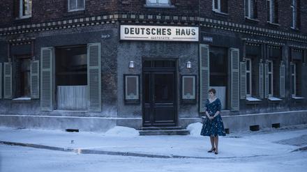 Deutsche Serie made in Poland: Katharina Stark als Eva Bruhns in einer Szene der ersten Folge der Disney+-Serie „Deutsches Haus“. 
