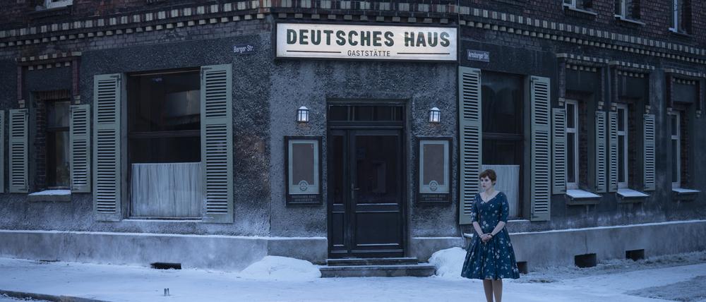 Deutsche Serie made in Poland: Katharina Stark als Eva Bruhns in einer Szene der ersten Folge der Disney+-Serie „Deutsches Haus“.