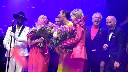 Berlins Regierender Kai Wegner (v. re.), Amtsvorvorgänger Klaus Wowereit, Schauspielerin JudyWinter und weitere Gäste des Abends.