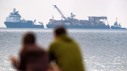 Die „Castoro 10“ liegt am Samstagvormittag vor dem Hafen von Mukran, um beim Bau des umstrittenen Rügener Flüssigerdgas (LNG)-Terminals zu unterstützen.