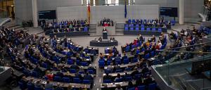 Letztlich entscheidet der Bundestag über den Haushalt. Die Regierung schlägt aber das Vorgehen vor.