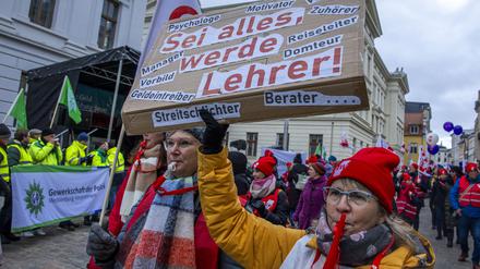 Angestellte Lehrerinnen und Lehrer können streiken, ihren verbeamteten Kolleginnen ist das nicht möglich. 