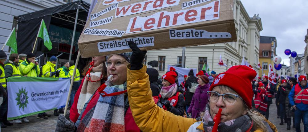 Angestellte Lehrerinnen und Lehrer können streiken, ihren verbeamteten Kolleginnen ist das nicht möglich.