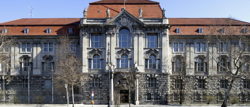 Ein Beamter in einem Berliner Bezirksamt sieht sich benachteiligt und klagt deshalb vor dem Verwaltungsgericht gegen die „Hauptstadtzulage“.