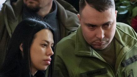 Marianna Budanowa und Kyrylo Budanow bei einer Beerdigung im Januar.