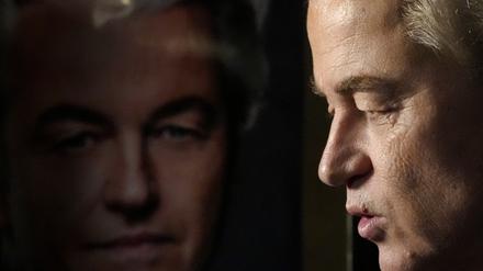 Geert Wilders, Vorsitzender der Partei für die Freiheit (PVV), beantwortet Fragen der Medien nach der Bekanntgabe der ersten vorläufigen Ergebnisse der Parlamentswahlen.