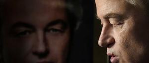 Geert Wilders, Vorsitzender der Partei für die Freiheit (PVV), beantwortet Fragen der Medien nach der Bekanntgabe der ersten vorläufigen Ergebnisse der Parlamentswahlen.