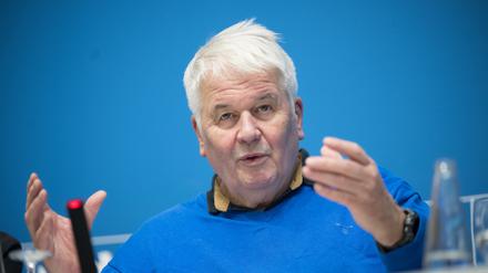 Albrecht Broemme, Berliner Koordinator für Flüchtlingsangelegenheiten, spricht nach einer Sitzung des Berliner Senats im Roten Rathaus.