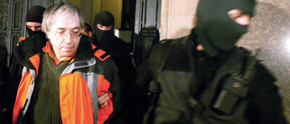 Gregorian Bivolaru 2004 nach einer Gerichtsverhandlung in Bukarest.