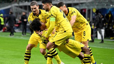 Dortmunds Karim Adeyemi jubelt (quer) jubelt nach seinem Tor zum 3:1 mit den Teamgefährten Salih Özcan (r), Emre Can (2.v.r.) und Marcel Sabitzer (l).
