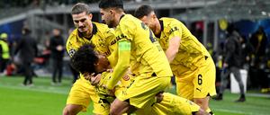 Dortmunds Karim Adeyemi jubelt (quer) jubelt nach seinem Tor zum 3:1 mit den Teamgefährten Salih Özcan (r), Emre Can (2.v.r.) und Marcel Sabitzer (l). 