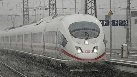 27.11.2023, xpsx, Lokal Hanau Großes Brückenbauprojekt in Hanau, v.l. ICE Zug schienen bahnhof schnee schneeregel ausfall schneefall verspätung