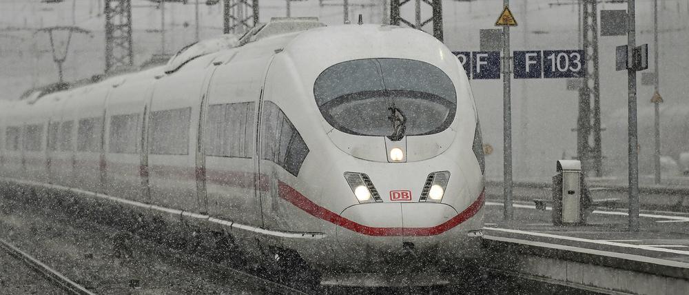 27.11.2023, xpsx, Lokal Hanau Großes Brückenbauprojekt in Hanau, v.l. ICE Zug schienen bahnhof schnee schneeregel ausfall schneefall verspätung