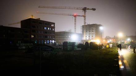 ARCHIV - 21.11.2023, Niedersachsen, Hannover: Mehrfamilienhäuser werden in der Wasserstadt Limmer gebaut. Der Spitzenverband der Wohnungswirtschaft GdW sieht den Wohnungsbau weiter in einem freien Fall. (zu dpa "Wohnungswirtschaft: Absturz am Wohnungsbau geht weiter") Foto: Julian Stratenschulte/dpa +++ dpa-Bildfunk +++