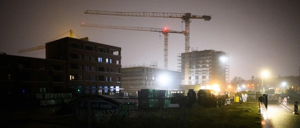 ARCHIV - 21.11.2023, Niedersachsen, Hannover: Mehrfamilienhäuser werden in der Wasserstadt Limmer gebaut. Der Spitzenverband der Wohnungswirtschaft GdW sieht den Wohnungsbau weiter in einem freien Fall. (zu dpa "Wohnungswirtschaft: Absturz am Wohnungsbau geht weiter") Foto: Julian Stratenschulte/dpa +++ dpa-Bildfunk +++