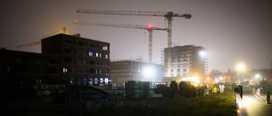 ARCHIV - 21.11.2023, Niedersachsen, Hannover: Mehrfamilienhäuser werden in der Wasserstadt Limmer gebaut. Der Spitzenverband der Wohnungswirtschaft GdW sieht den Wohnungsbau weiter in einem freien Fall. (zu dpa "Wohnungswirtschaft: Absturz am Wohnungsbau geht weiter") Foto: Julian Stratenschulte/dpa +++ dpa-Bildfunk +++