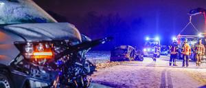 Unfallfahrzeuge stehen auf der schneebedeckten Straße. Wie die Polizei mitteilte, verlor ein Autofahrer auf schneebedeckter Straße bei Heilsbronn (Landkreis Ansbach) auf Grund von nicht angepasster Geschwindigkeit die Kontrolle über sein Auto.