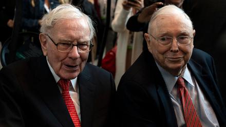 Warren Buffett (l.) neben Charlie Munger