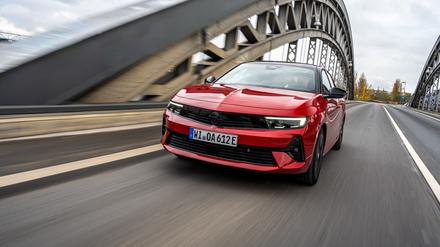 Schwarzes Visier und viel dahinter – der Astra Sports Tourer Electric.