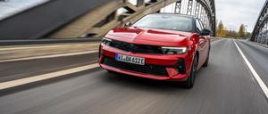 Schwarzes Visier und viel dahinter – der Astra Sports Tourer Electric.