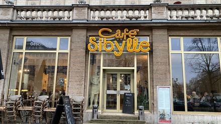 Das Café in der Karl-Marx-Allee 72 wurde 2018 wegen Insolvenz des damaligen Betreibers geschlossen und dann in Trägerschaft der „puk a Malta“ wieder eröffnet. Angeboten werden Kuchen, Suppen, Eis, Heiß- und Kaltgetränke. 