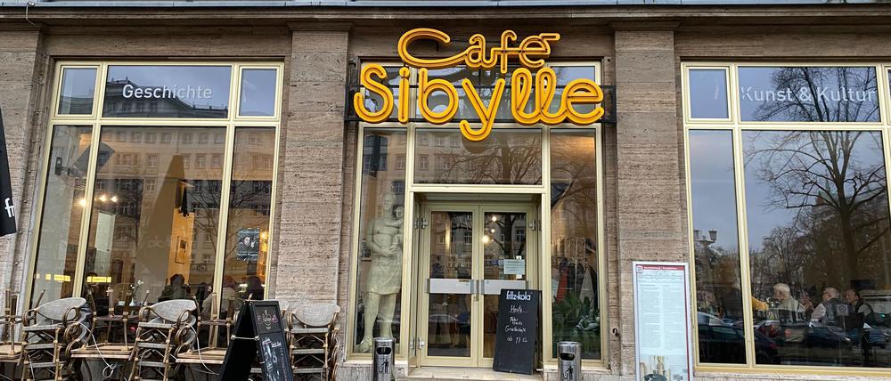 Das Café in der Karl-Marx-Allee 72 wurde 2018 wegen Insolvenz des damaligen Betreibers geschlossen und dann in Trägerschaft der „puk a Malta“ wieder eröffnet. Angeboten werden Kuchen, Suppen, Eis, Heiß- und Kaltgetränke.