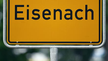 „Eisenach“ steht auf einem Ortseingangsschild. Ermittler gehen seit Mittwochmorgen mit einer großen Aktion in Thüringen und Osthessen gegen mutmaßliche Rechtsextremisten vor. 