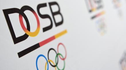 ARCHIV - 11.09.2014, Berlin: Das Logo des Deutschen Olympischen Sportbundes (DOSB). Leipzig ist für eine erneute Bewerbung.  (zu dpa: «Leipzig unterstützt deutsche Olympia-Bewerbung und steht bereit») Foto: Britta Pedersen/dpa-Zentralbild/dpa +++ dpa-Bildfunk +++