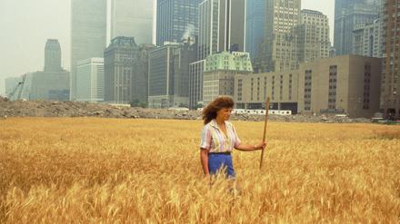 Agnes Denes: Wheatfield, 1982, aus dem Film „Wheatfield – A Confrontation: Battery Park Landfill, Downtown Manhattan - With Agnes Denes Standing in the Field, 1982“.