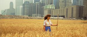 Agnes Denes: Wheatfield, 1982, aus dem Film „Wheatfield – A Confrontation: Battery Park Landfill, Downtown Manhattan - With Agnes Denes Standing in the Field, 1982“.