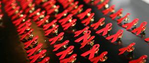 Die rote Schleife steht für den Kampf gegen Aids.