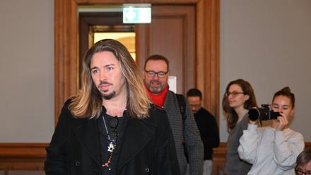 Der deutsche Rockmusiker Gil Ofarim (l) betritt den Saal des Landgerichts in Leipzig mit einem seiner Anwälte am 28.11.2023. 