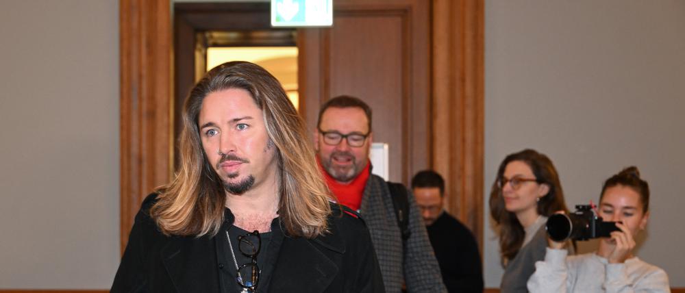 Der deutsche Rockmusiker Gil Ofarim (l) betritt den Saal des Landgerichts in Leipzig mit einem seiner Anwälte.