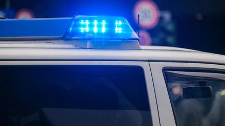 Polizeiauto mit blauem Blinklicht (Symbolbild)