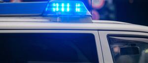 Polizeiauto mit blauem Blinklicht (Symbolbild)