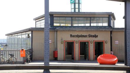 Die Tat soll sich zwischen den Bahnhöfen Bornholmer Straße und Pankow ereignet haben.