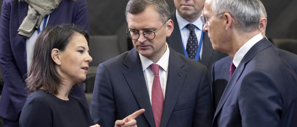 Annalena Baerbock (Bündnis 90/Die Grünen, l), Außenministerin von Deutschland, unterhält sich mit Dmytro Kuleba (M), Außenminister der Ukraine, und Jens Stoltenberg, Generalsekretär der NATO.