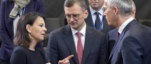 Annalena Baerbock (Bündnis 90/Die Grünen, l), Außenministerin von Deutschland, unterhält sich mit Dmytro Kuleba (M), Außenminister der Ukraine, und Jens Stoltenberg, Generalsekretär der NATO.