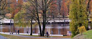 Potsdam, 21.11.2023 / Lokales / Hafen, Wohnen und leben in Potsdam, Wohnblock, Wohnblöcke, Wohnbloecke, Hochhaus, Hochhäuser, Hochhaeuser, Wetter, Herbst, Stadtbilder, Foto: Ottmar Winter PNN ACHTUNG: Foto ist ausschließlich für redaktionelle Berichterstattung der PNN und des TGSP! Eine kommerzielle Nutzung, z.B. Werbung, ist ausgeschlossen. Die Weitergabe an nicht autorisierte Dritte, insbesondere eine weitergehende Vermarktung über Bilddatenbanken, ist unzulässig.