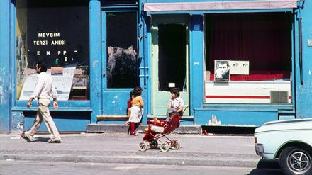 Berlin-Kreuzberg im Jahr 1969, in der Admiralstraße spielen Kinder von Einwandererfamilien. 