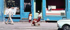 Berlin-Kreuzberg im Jahr 1969, in der Admiralstraße spielen Kinder von Einwandererfamilien. 