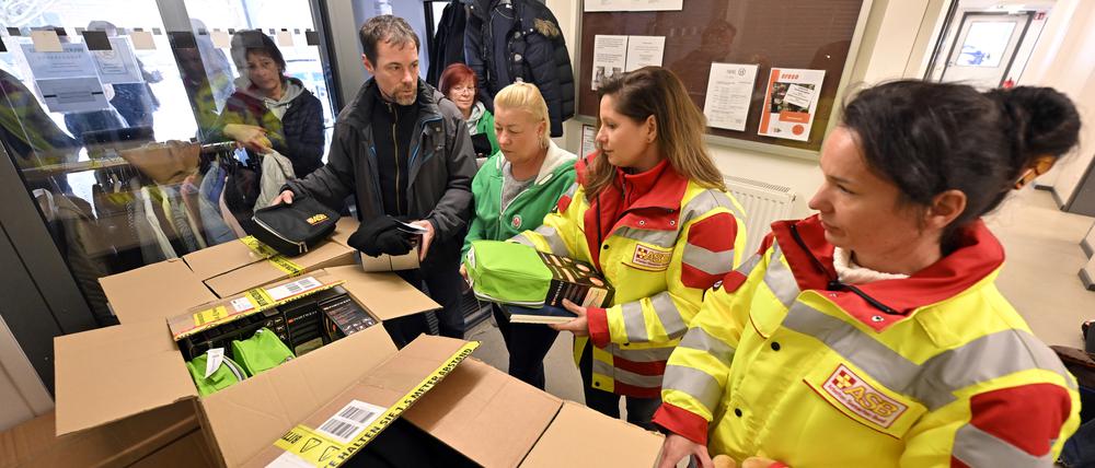 Gregor Jekel, Bereichsleiter Wohnen der Stadtverwaltung Potsdam, und Jaqueline Fremde, Leiterin der Suppenküche, empfangen Sachspenden vom Arbeitersamariterbund Brandenburg.