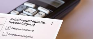 Immer öfter melden sich die Deutschen krank: 2023 waren die Fehlzeiten erneut auf einem Höchststand. 