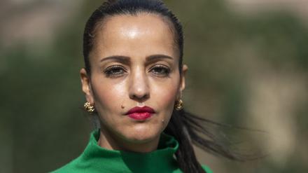 Sawsan Chebli (SPD) steht in einem Garten. Das Oberlandesgericht (OLG) Stuttgart hat einer Klage der Berliner SPD-Politikerin wegen einer Beleidigung auf Facebook Recht gegeben. 