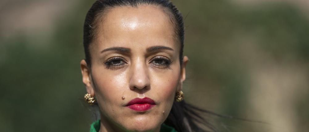 Sawsan Chebli (SPD) steht in einem Garten. Das Oberlandesgericht (OLG) Stuttgart hat einer Klage der Berliner SPD-Politikerin wegen einer Beleidigung auf Facebook Recht gegeben.